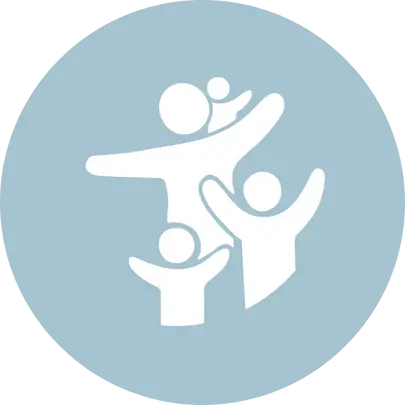Das Icon symbolisiert ein Familienunternehmen als Auftraggeber und zeigt stilisiert ein Haus oder Gebäude, das für Stabilität und Tradition steht, kombiniert mit einer Gruppe von Personen, die Zusammenhalt und langfristige Verantwortung verkörpern. Das Bild vermittelt Werte wie Vertrauen, Kontinuität und persönliche Nähe, die typisch für inhabergeführte Familienunternehmen sind. Ideal für die Darstellung von Auftraggebern, die auf nachhaltige Partnerschaften und langfristigen Erfolg setzen.