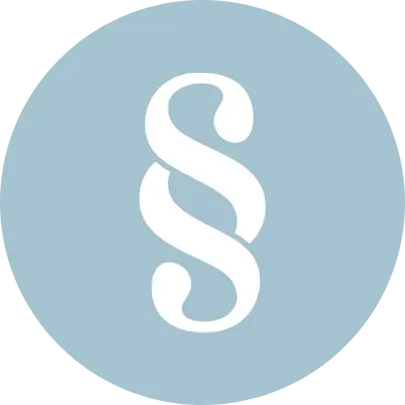 Das Icon steht für Rechtsanwälte und Restrukturierungsexperten als Auftraggeber und zeigt stilisiert eine Justitia-Waage kombiniert mit einem Paragrafensymbol und einem Zahnrad für Restrukturierung. Die Darstellung vermittelt juristische Expertise, professionelle Beratung und gezieltes Krisenmanagement zur nachhaltigen Unternehmensentwicklung. Ideal für die Ansprache von Kanzleien und Restrukturierungsexperten, die auf rechtssichere Lösungen, Restrukturierung und Sanierung spezialisiert sind.