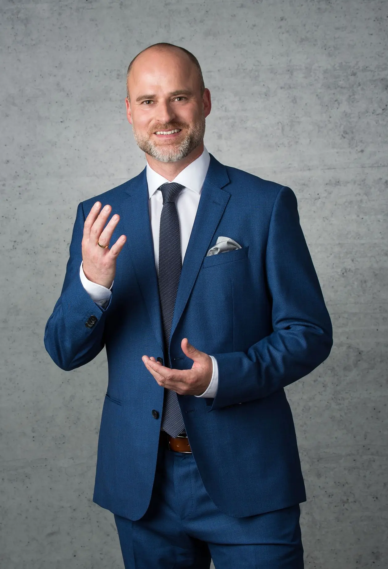Ein erfahrener Operating Partner (Lutz Happich) steht im Mittelpunkt eines Meetings mit Unternehmern und Investoren. Am Konferenztisch werden gemeinsam Strategien für Wertsteigerung, Leadership und nachhaltiges Wachstum entwickelt. Im Hintergrund: Flipchart mit Value-Creation-Plan und sichtbarem Teamgeist.